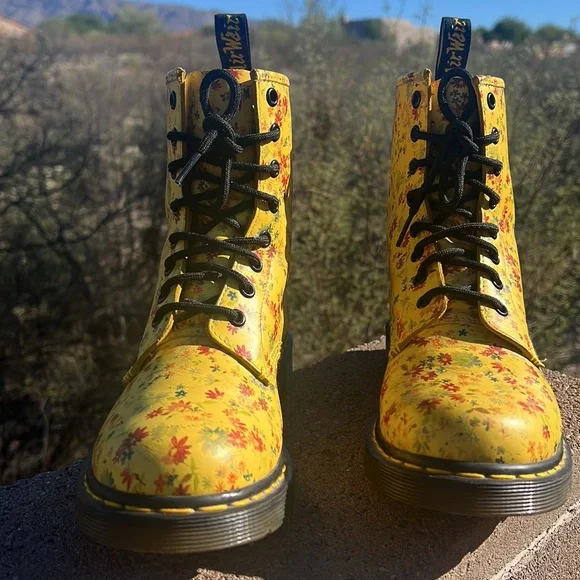 🌼 Dr. Martens Sunshine Yellow Daisy Floral 1460 Boots 🌼 - Picture 3 of 17
